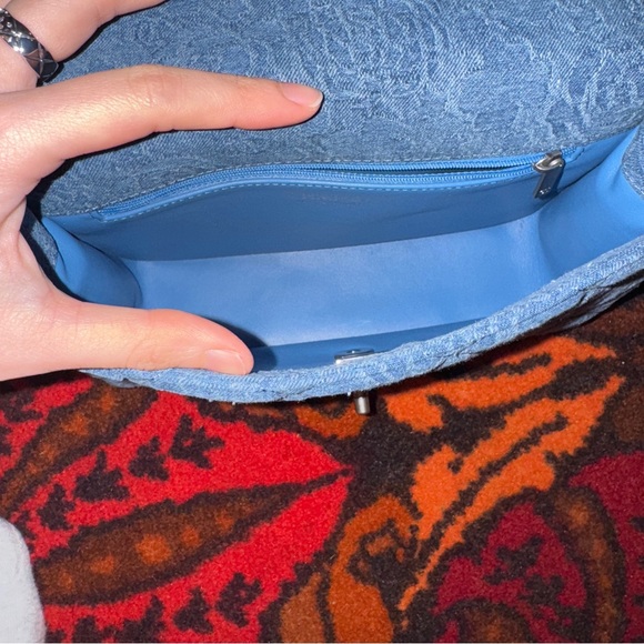 CHANEL
Denim Quilted Medium Camellia Sweetheart Flap Blue.
Come with dust bag. - Picture 9 of 14